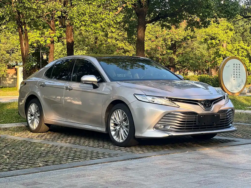 Toyota Camry — фото 5
