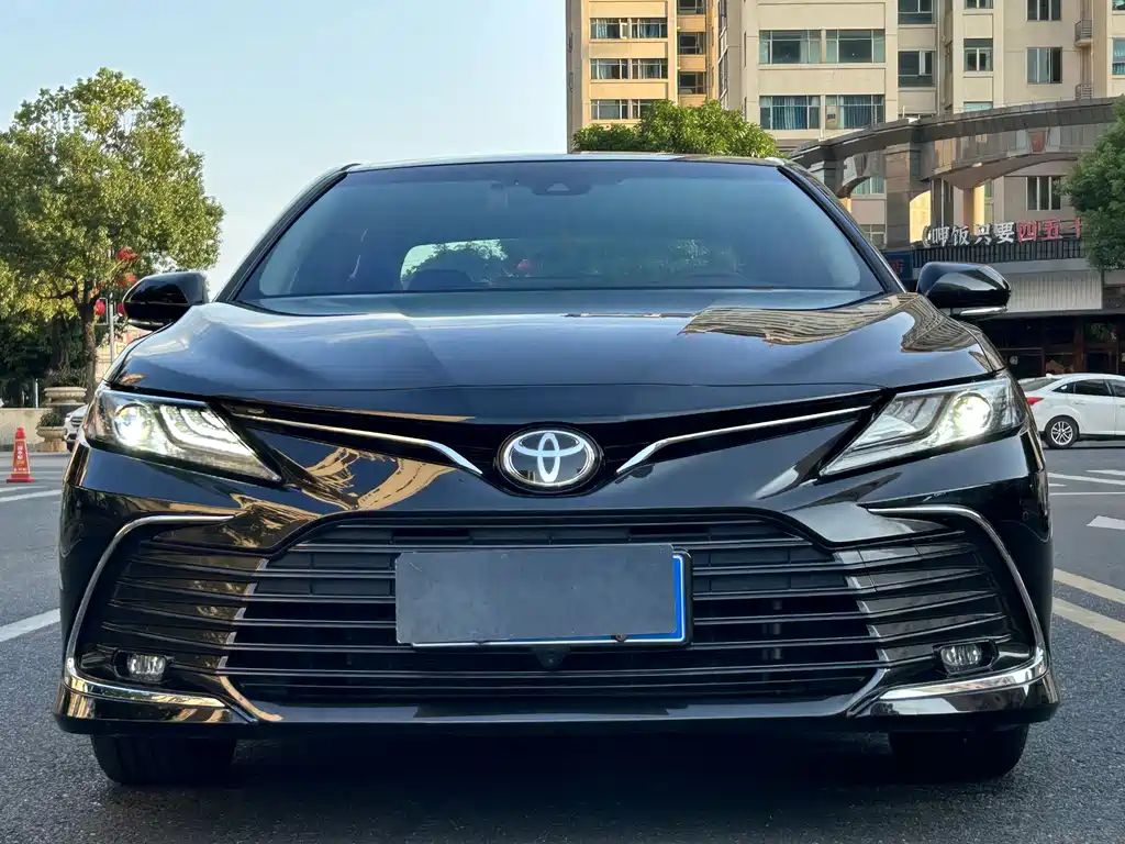 Toyota Camry — фото 2