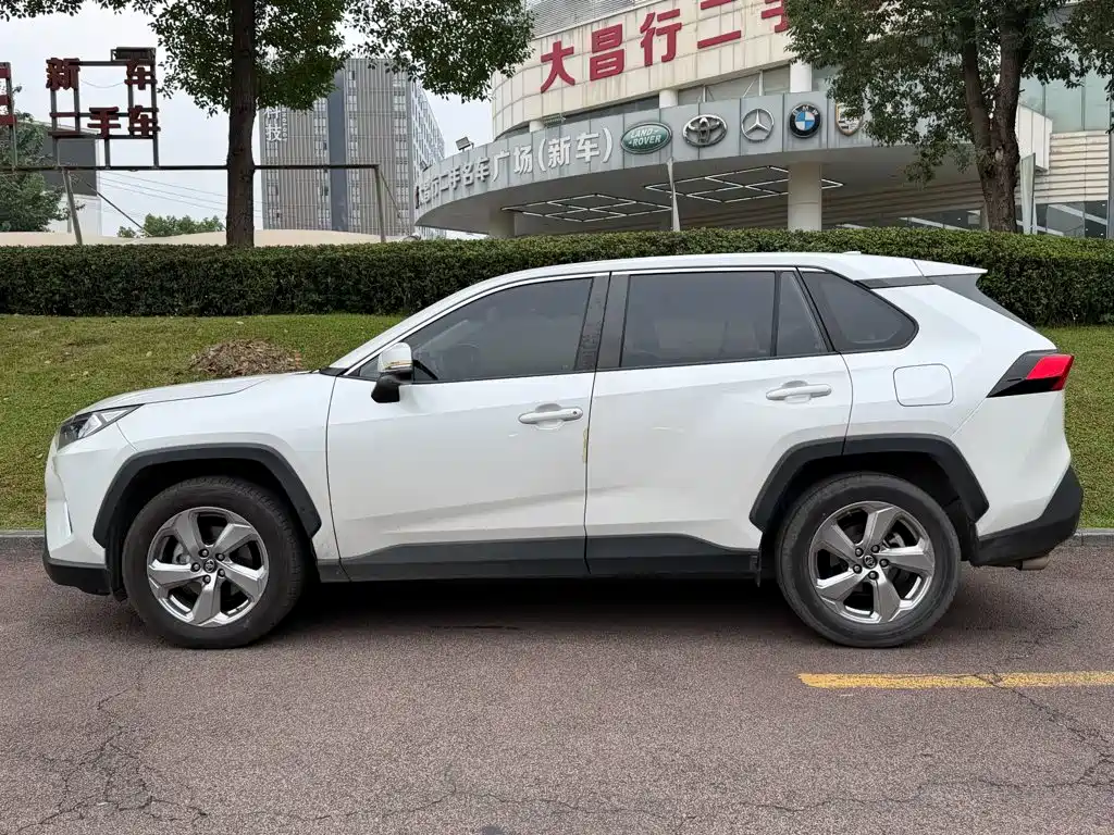 Toyota RAV4 — фото 3