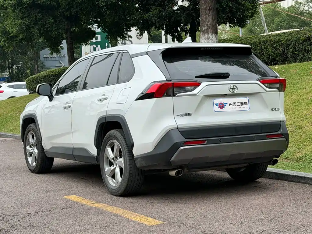 Toyota RAV4 — фото 4