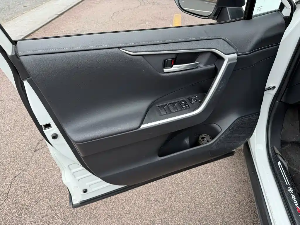 Toyota RAV4 — фото 6