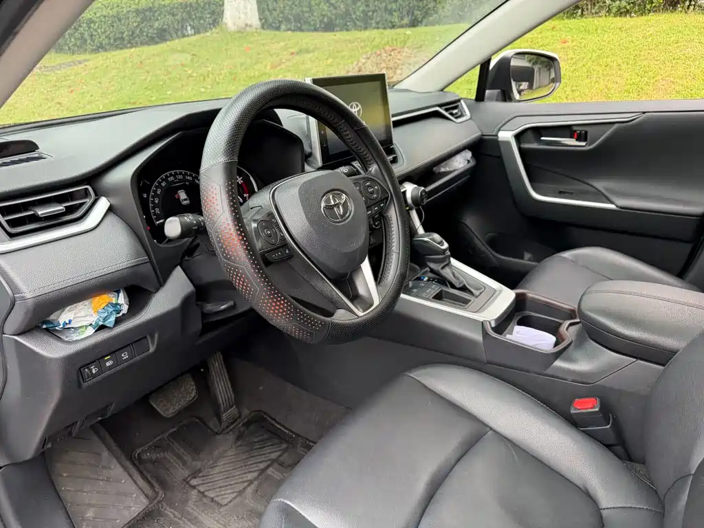 Toyota RAV4 — фото 7