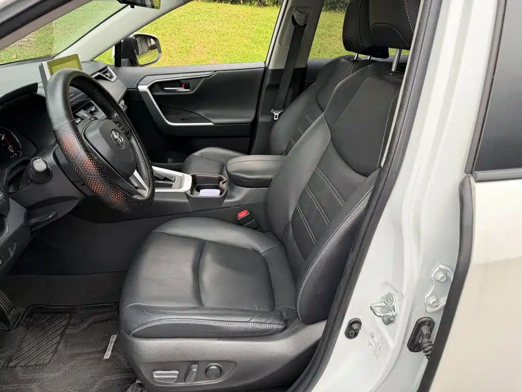 Toyota RAV4 — фото 8