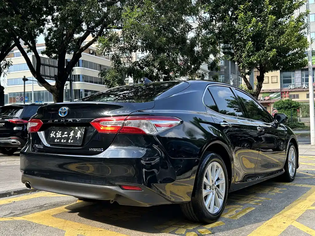 Toyota Camry — фото 5