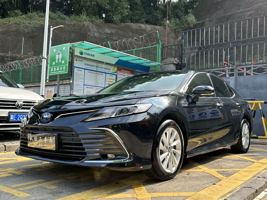Toyota Camry — фото 1