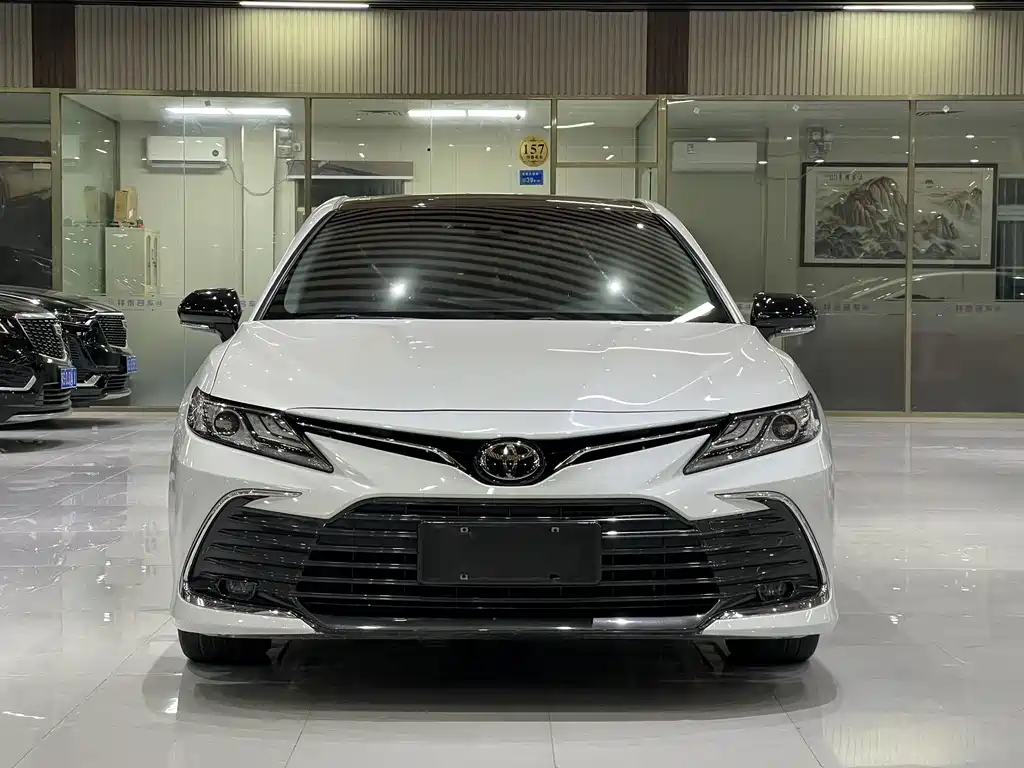 Toyota Camry — фото 2