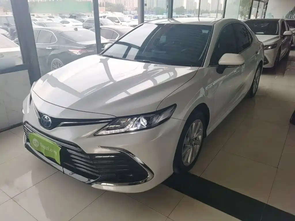 Toyota Camry — фото 2