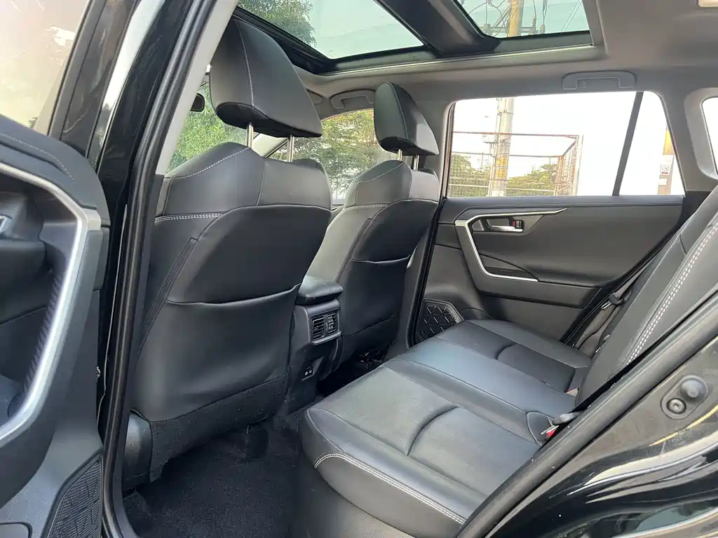 Toyota RAV4 — фото 10