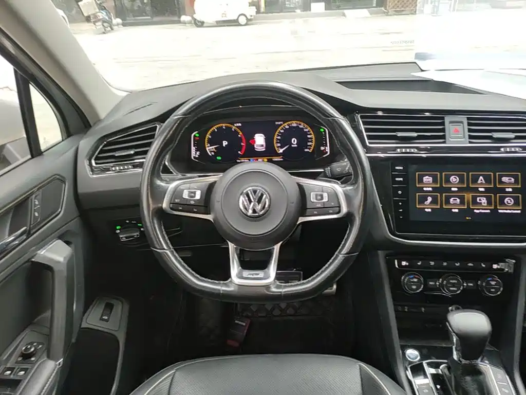 Volkswagen Tiguan L — фото 11