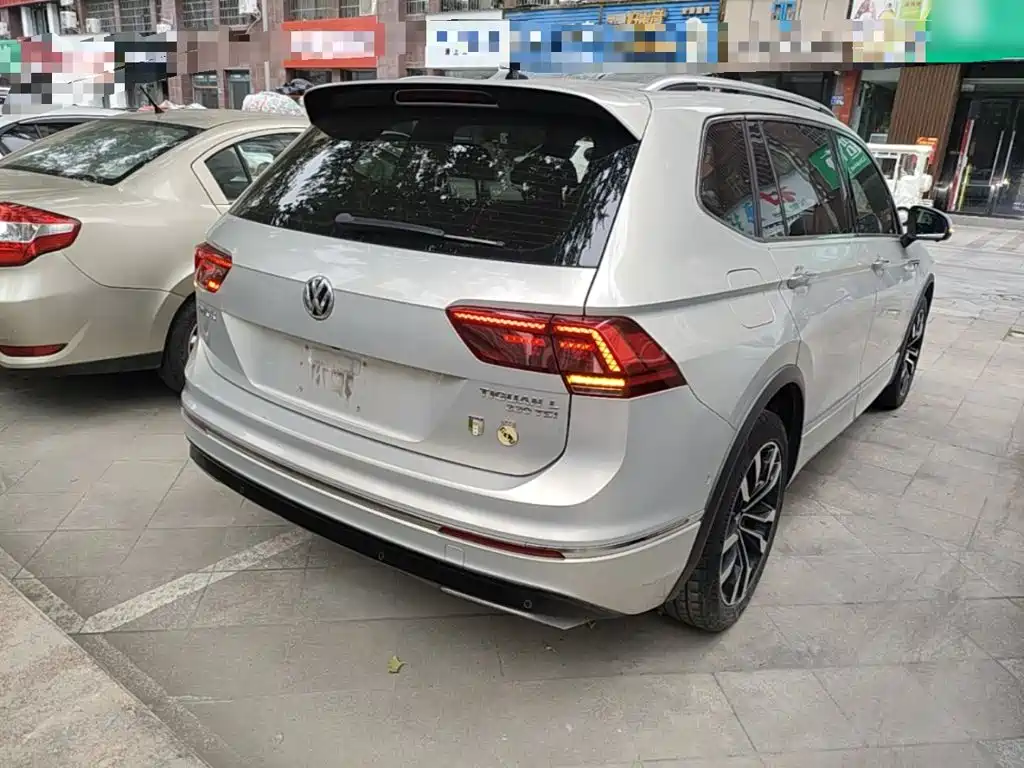 Volkswagen Tiguan L — фото 7