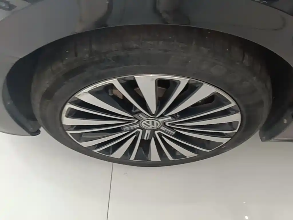 Volkswagen Passat — фото 23