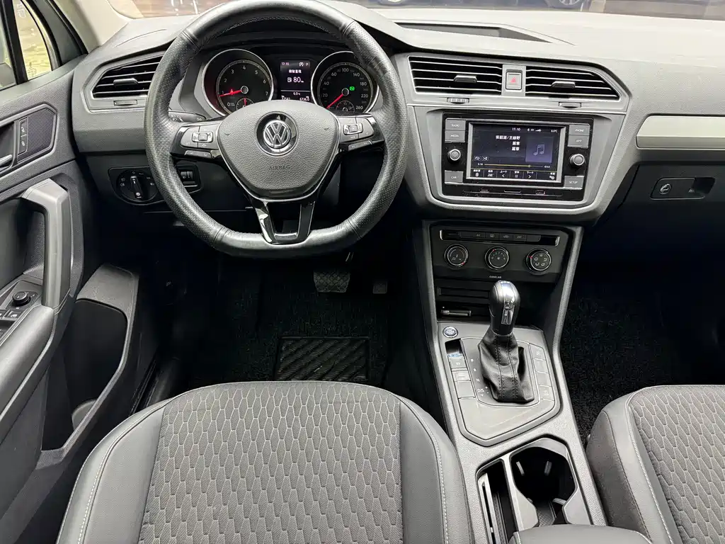 Volkswagen Tiguan L — фото 6