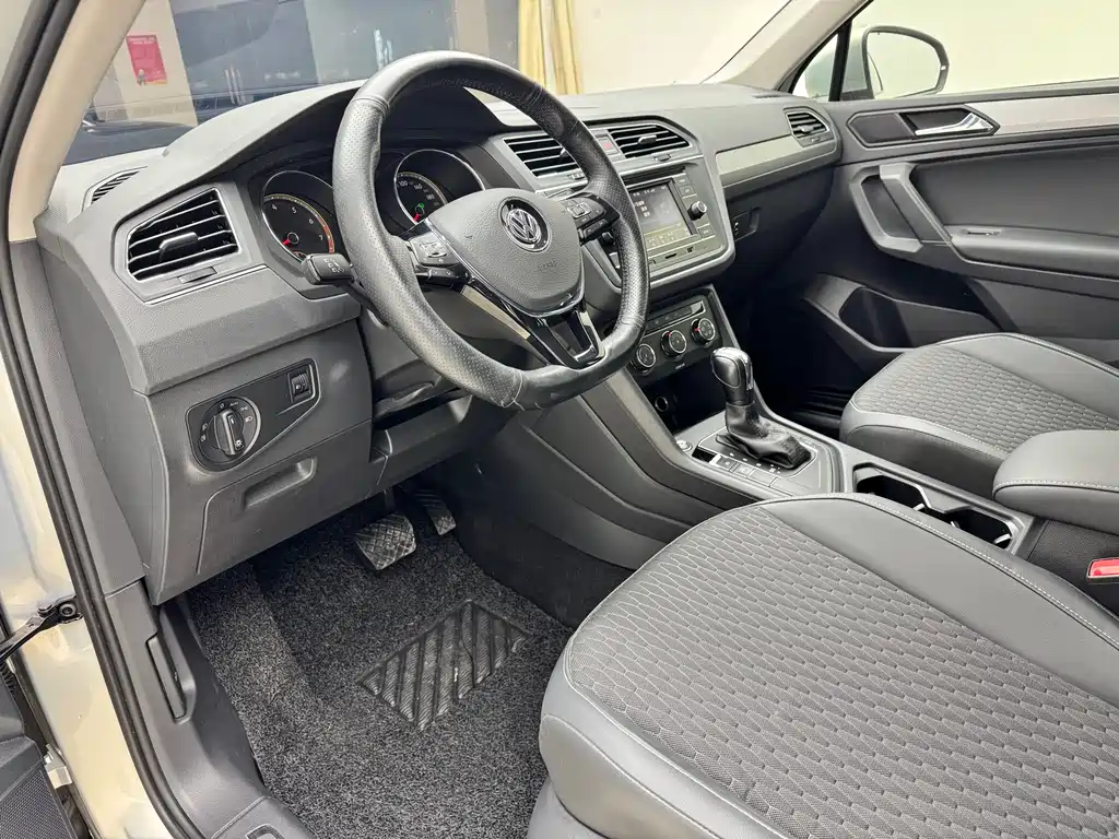 Volkswagen Tiguan L — фото 8