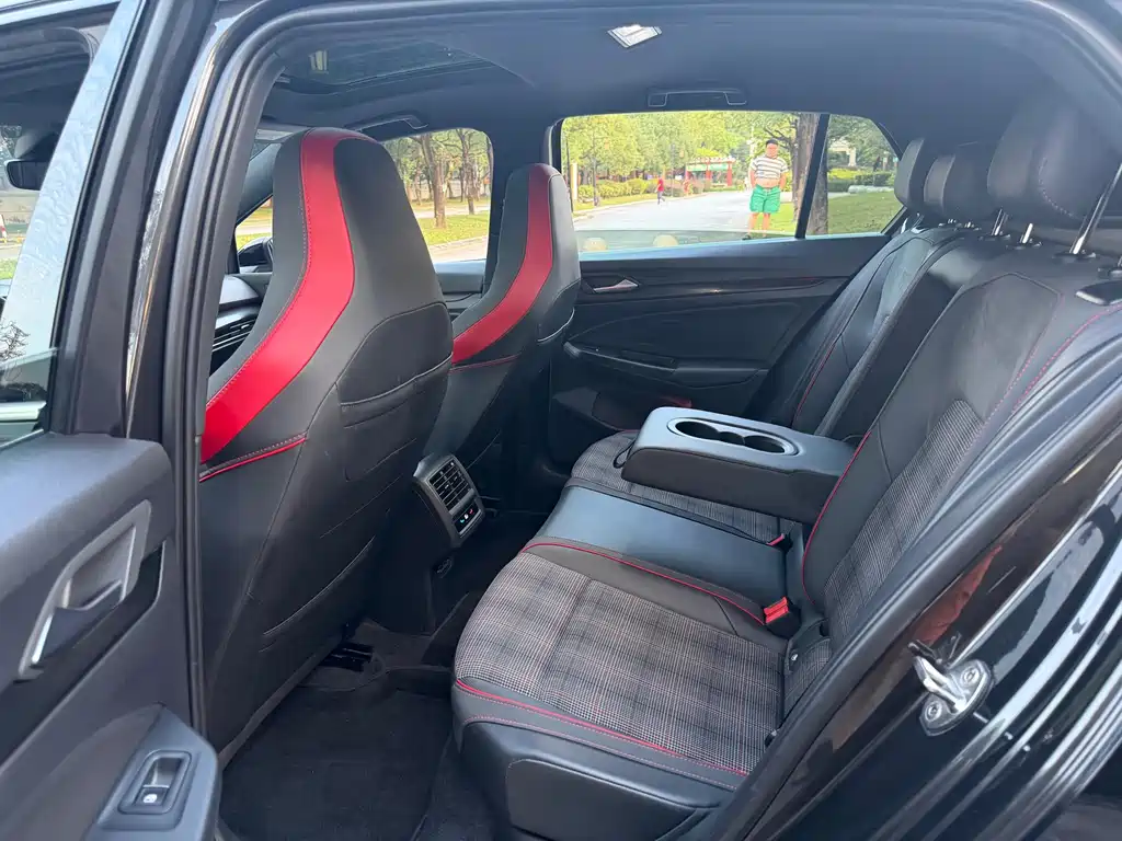 Volkswagen Golf GTI — фото 17