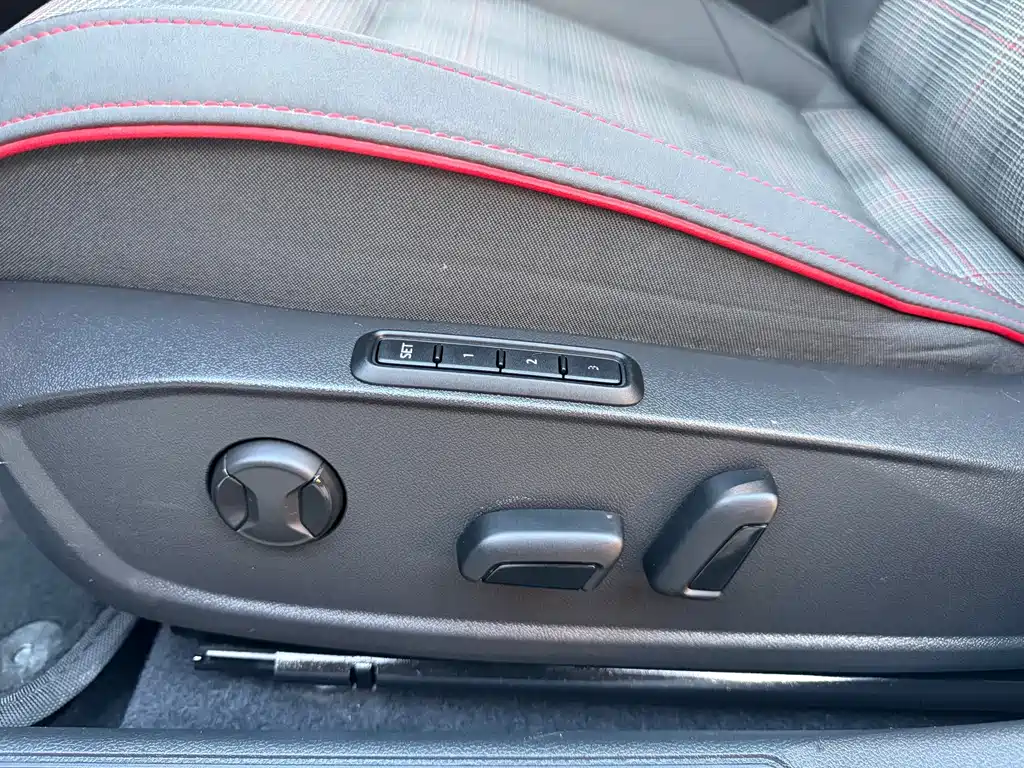 Volkswagen Golf GTI — фото 23
