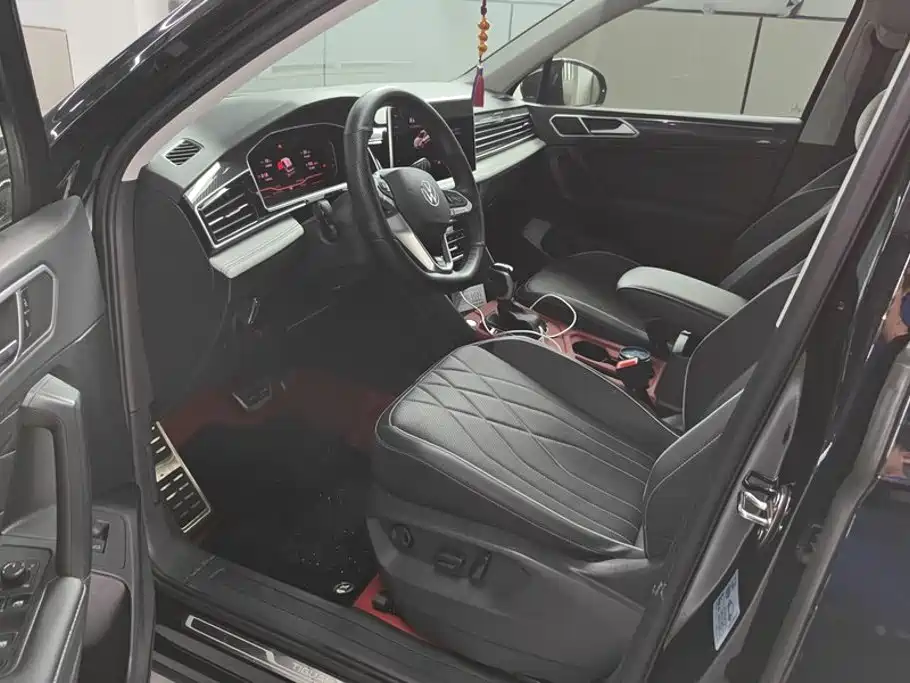 Volkswagen Tiguan L — фото 9