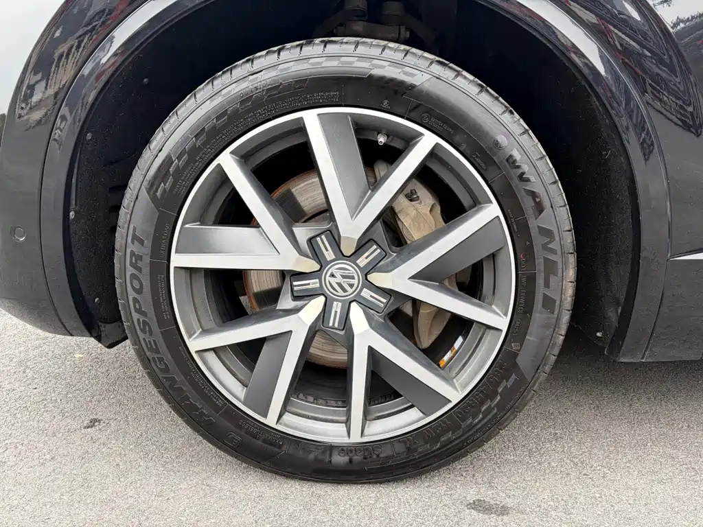 Volkswagen Touareg — фото 10