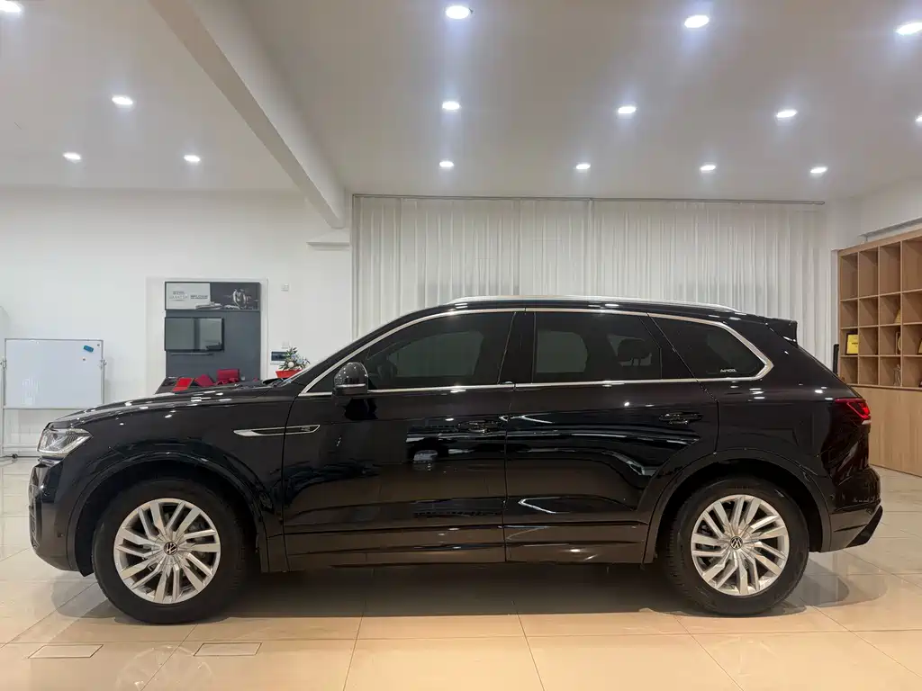 Volkswagen Touareg — фото 23