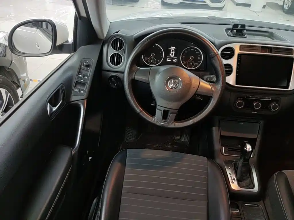 Volkswagen Tiguan — фото 11