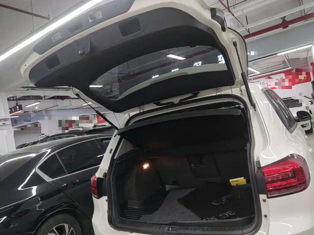 Volkswagen Tiguan — фото 19