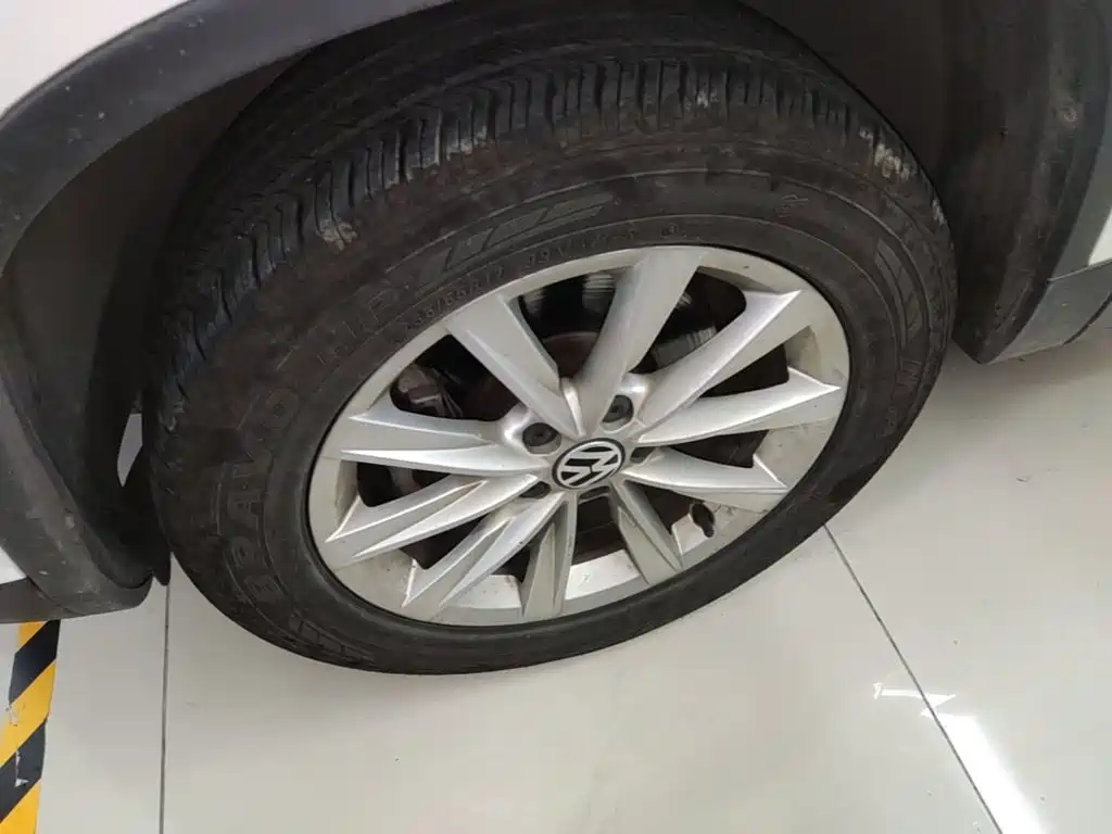 Volkswagen Tiguan — фото 23
