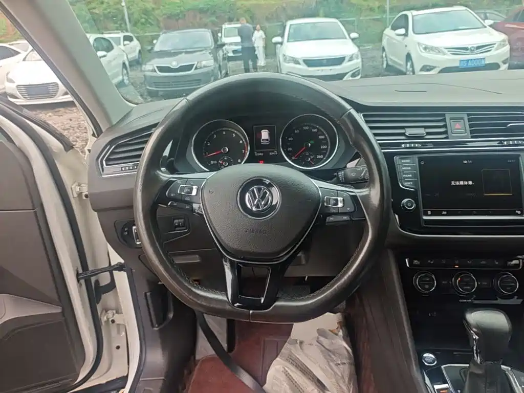 Volkswagen Tiguan L — фото 11