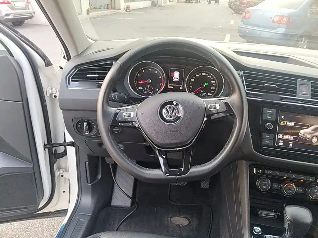 Volkswagen Tiguan L — фото 11
