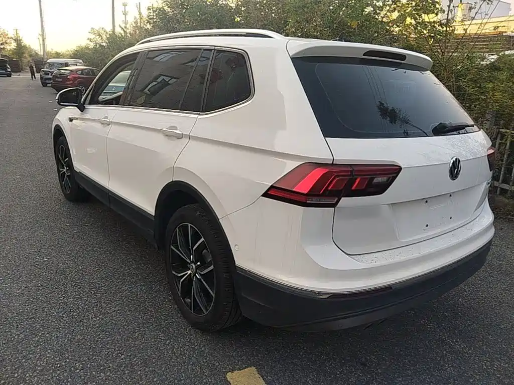 Volkswagen Tiguan L — фото 5