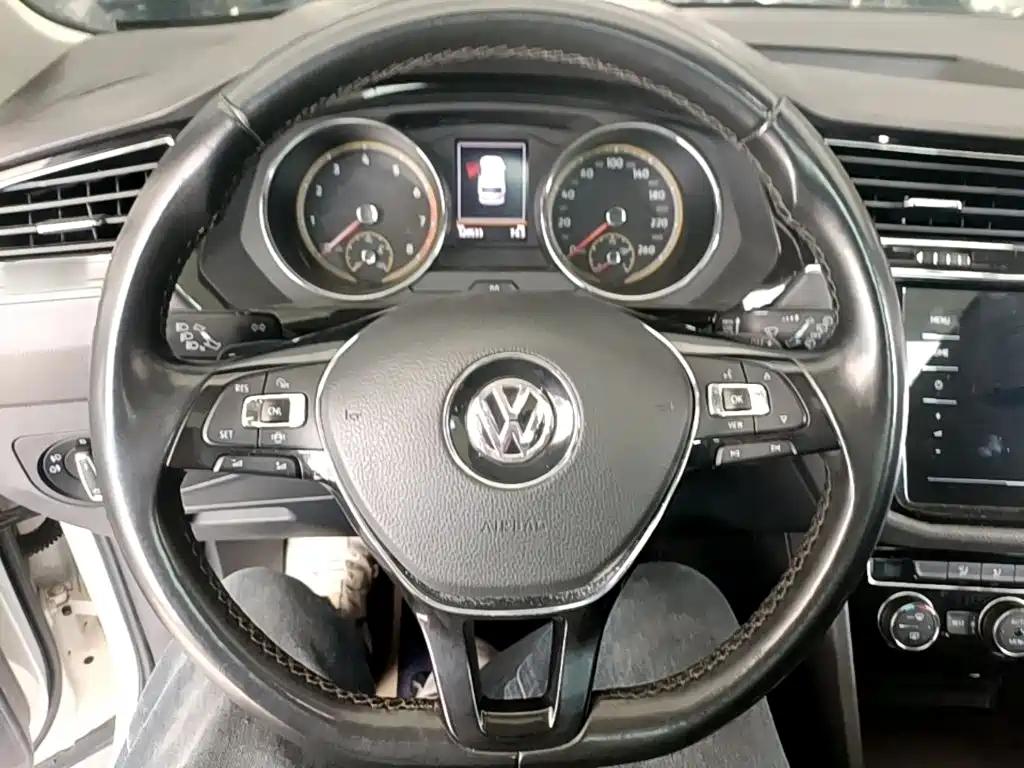 Volkswagen Tiguan L — фото 11