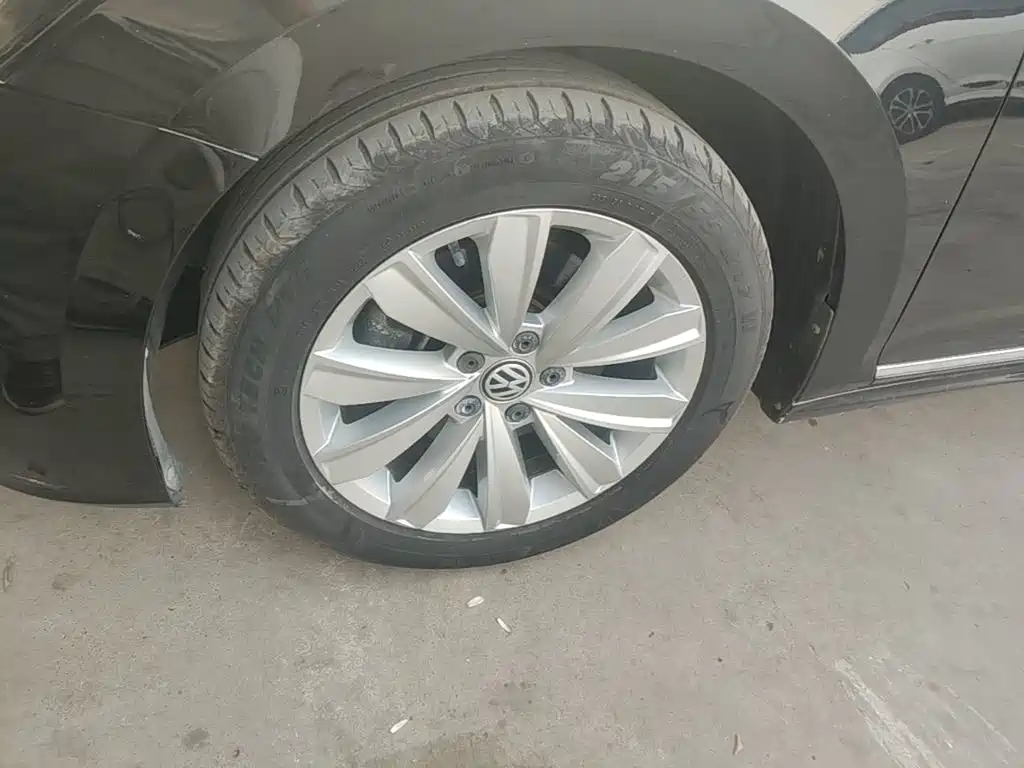 Volkswagen Passat — фото 23
