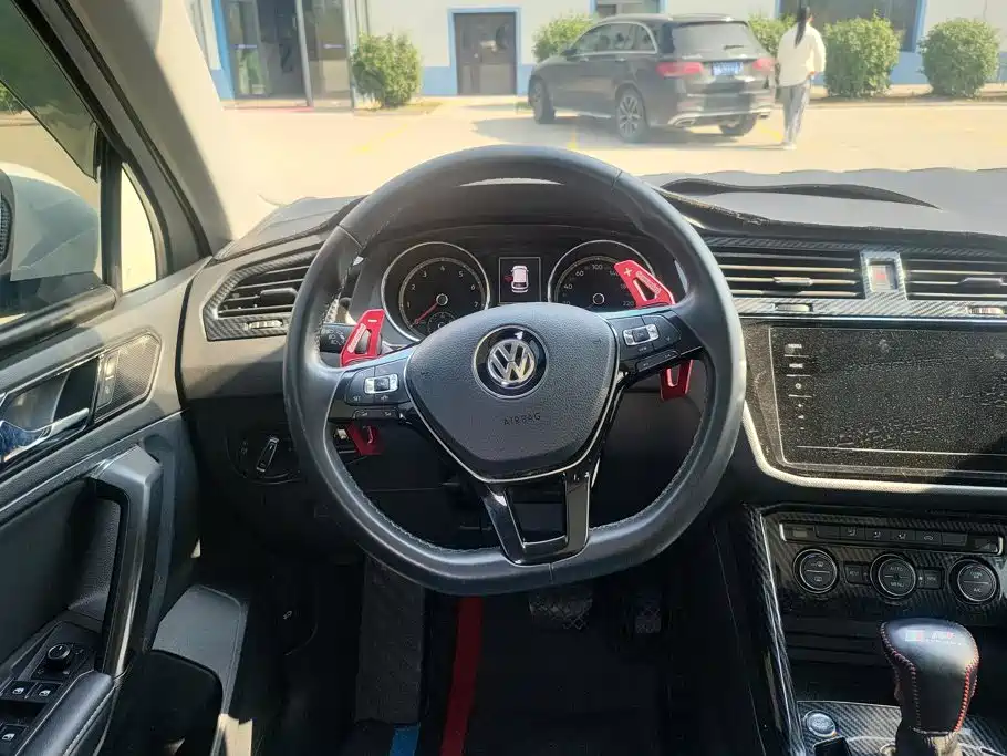Volkswagen Tiguan L — фото 15
