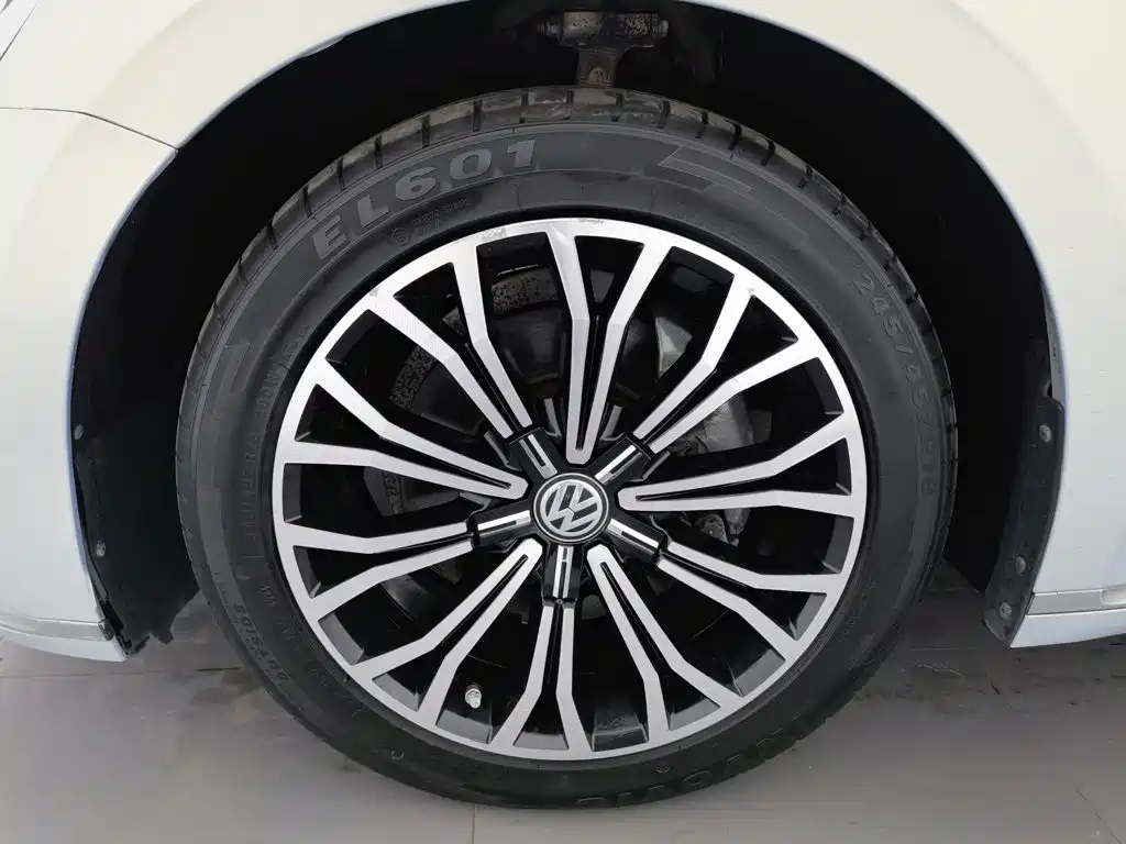 Volkswagen Phideon — фото 17