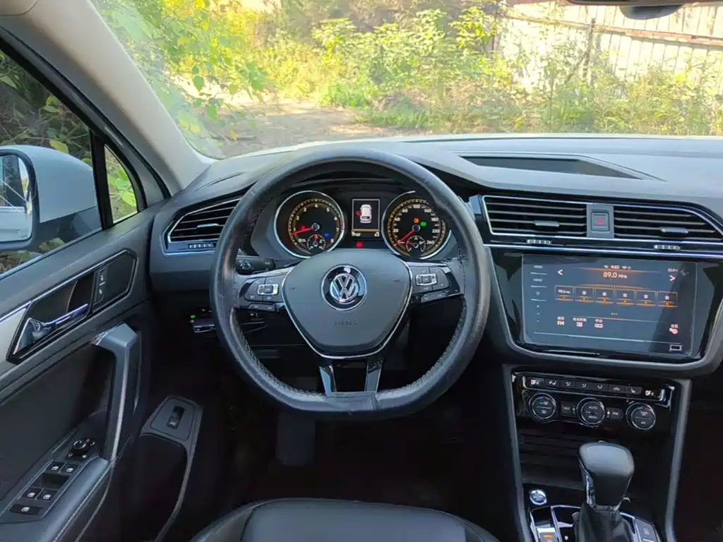 Volkswagen Tiguan L — фото 11