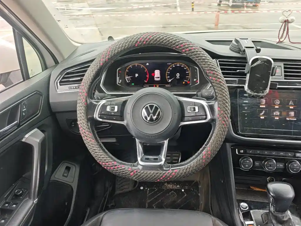 Volkswagen Tiguan L — фото 11