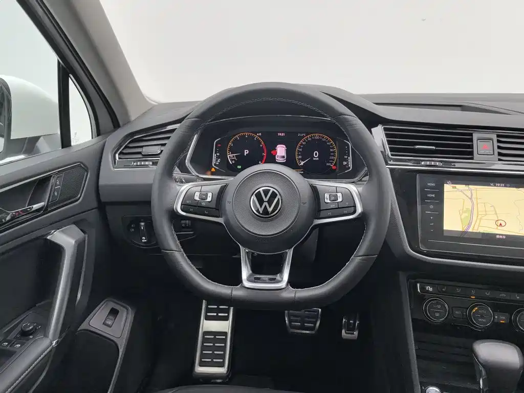 Volkswagen Tiguan L — фото 11
