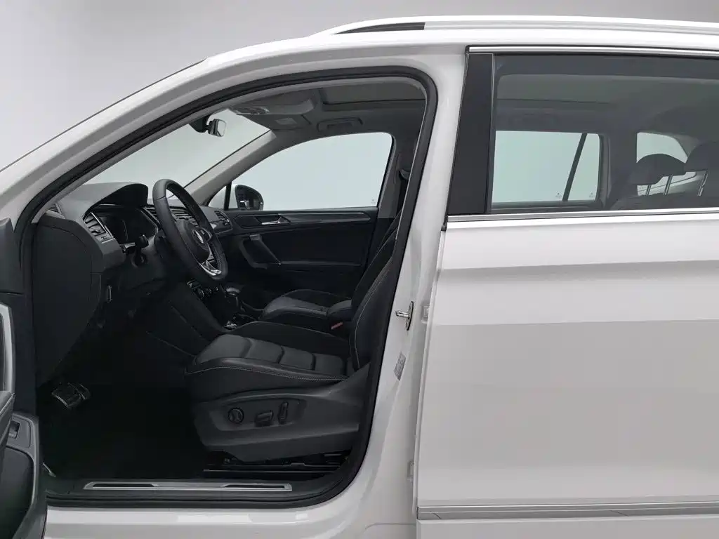 Volkswagen Tiguan L — фото 10