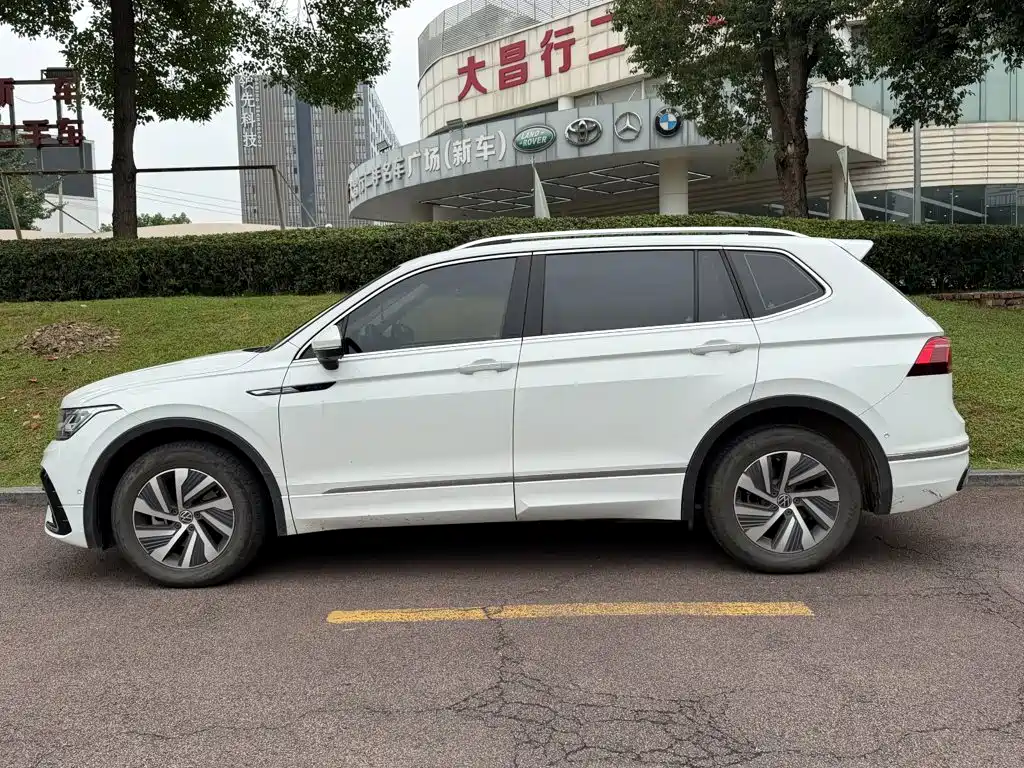 Volkswagen Tiguan L PHEV — фото 3