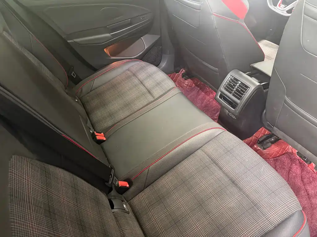 Volkswagen Golf GTI — фото 8