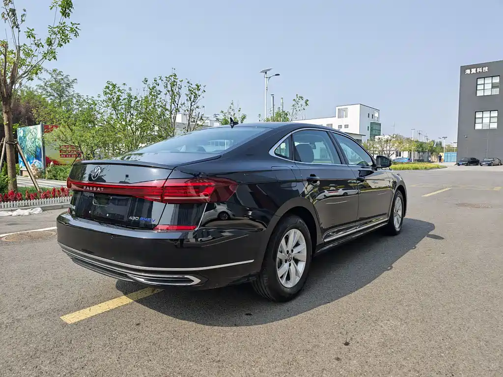Volkswagen Passat PHEV — фото 8