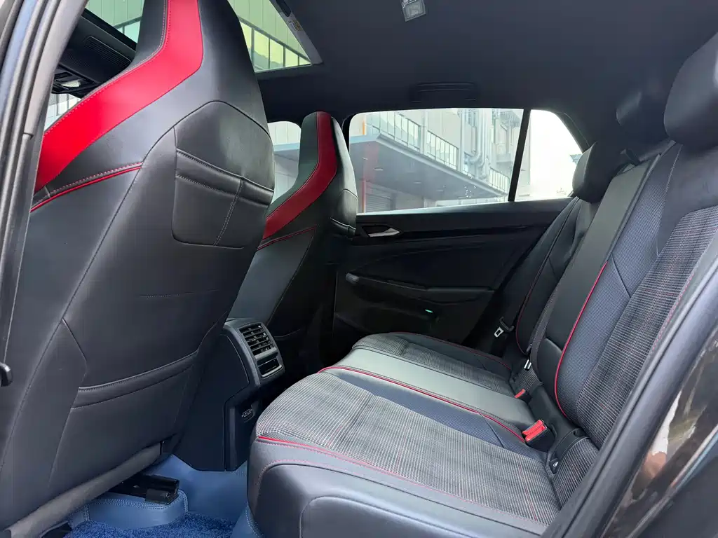 Volkswagen Golf GTI — фото 10