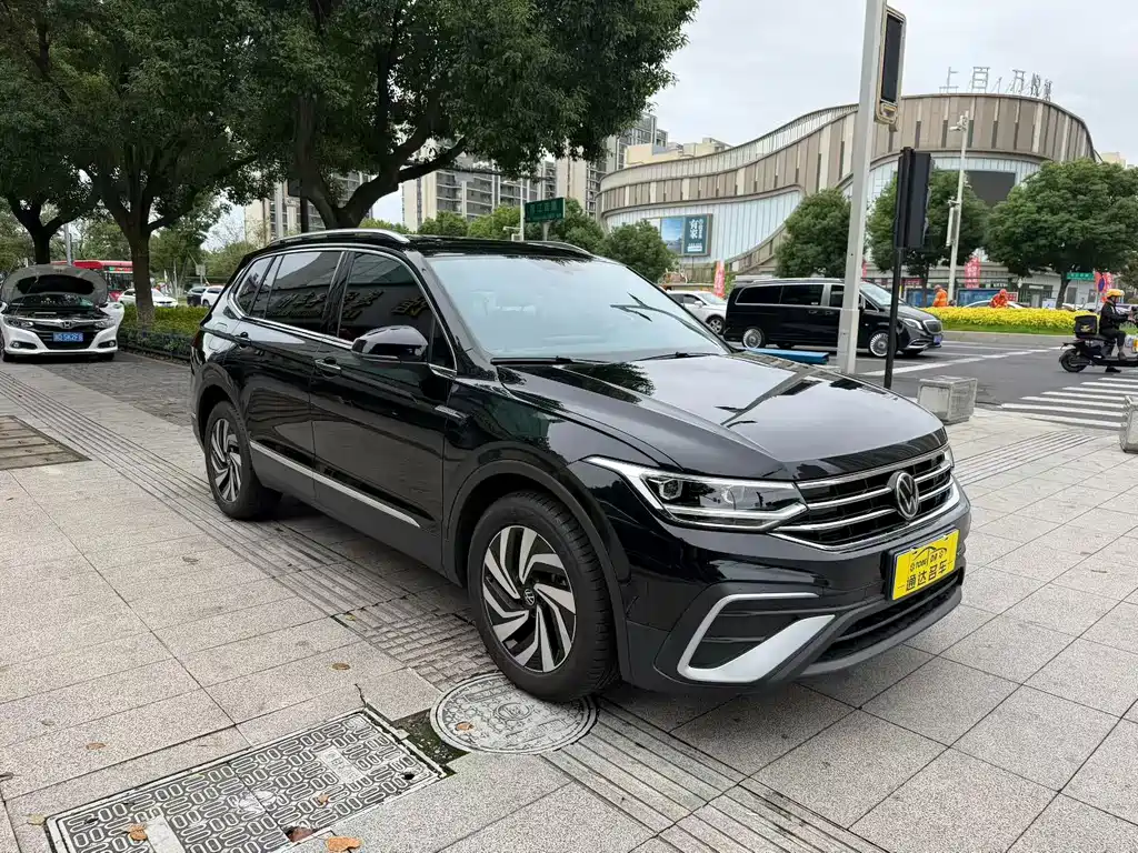 Volkswagen Tiguan L — фото 3