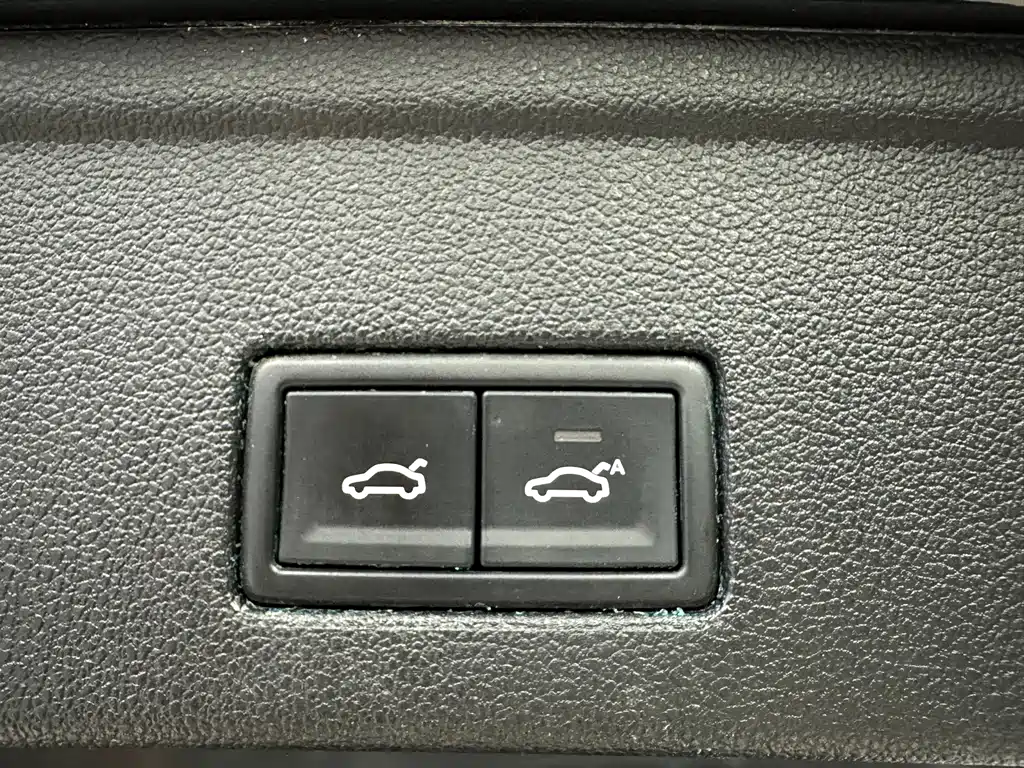 Volkswagen Touareg — фото 23