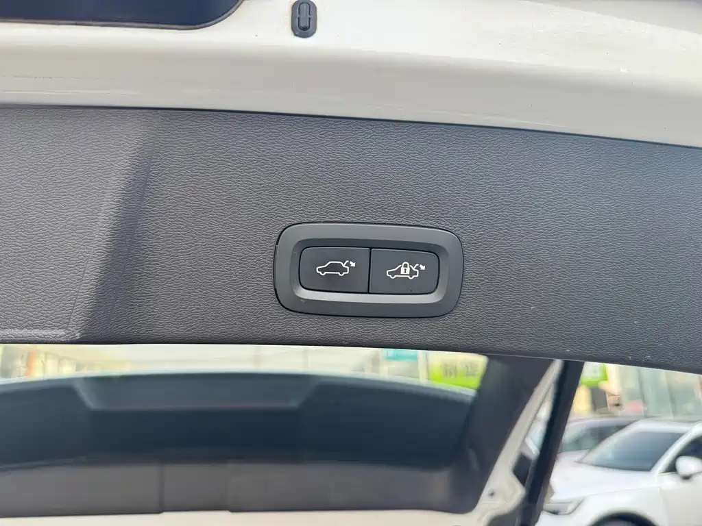 Volvo XC40 — фото 12