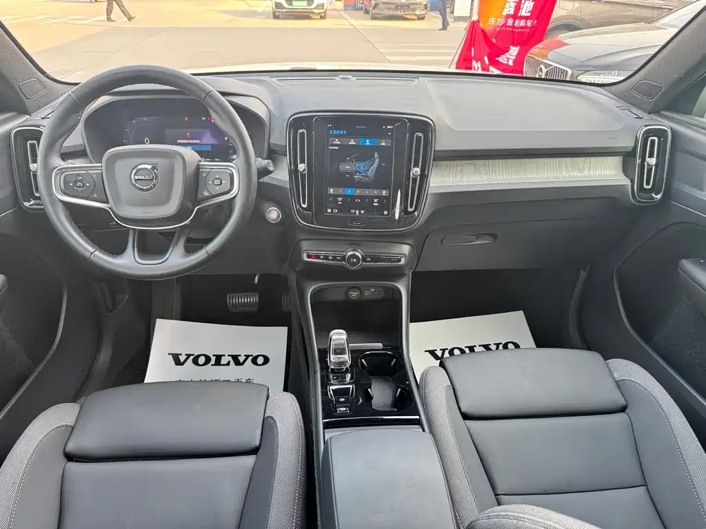 Volvo XC40 — фото 6