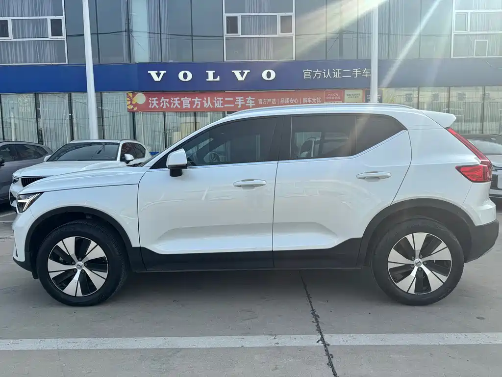 Volvo XC40 — фото 8