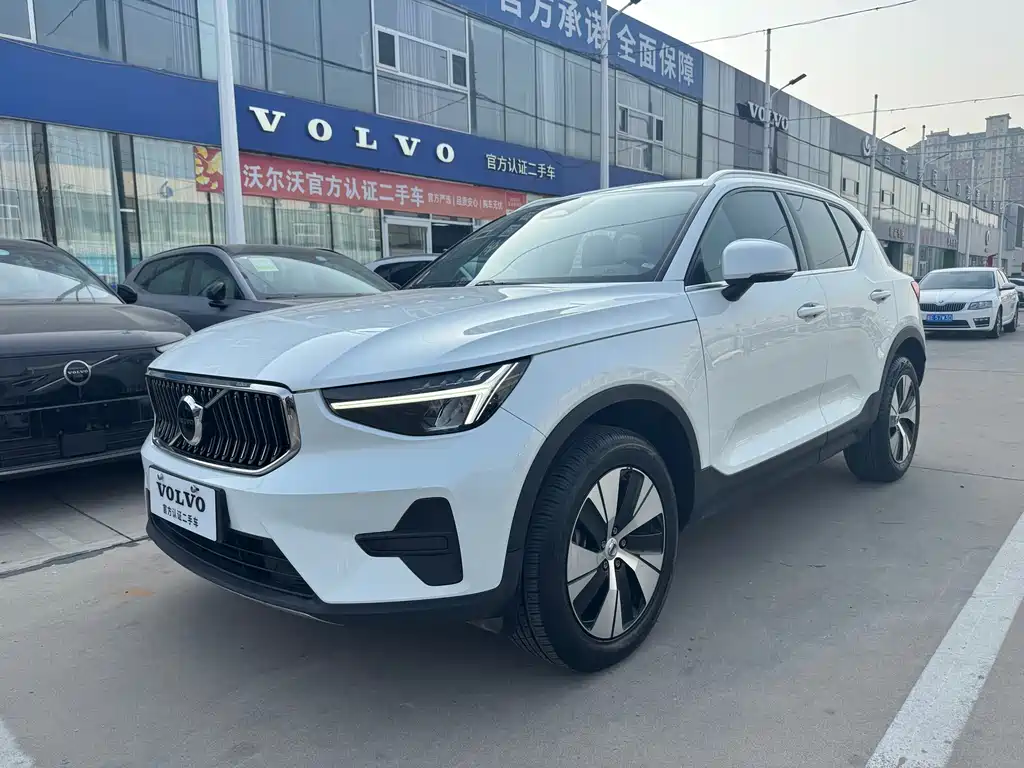 Volvo XC40 — фото 1