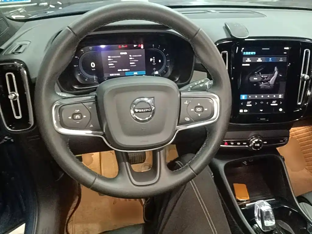 Volvo XC40 — фото 11
