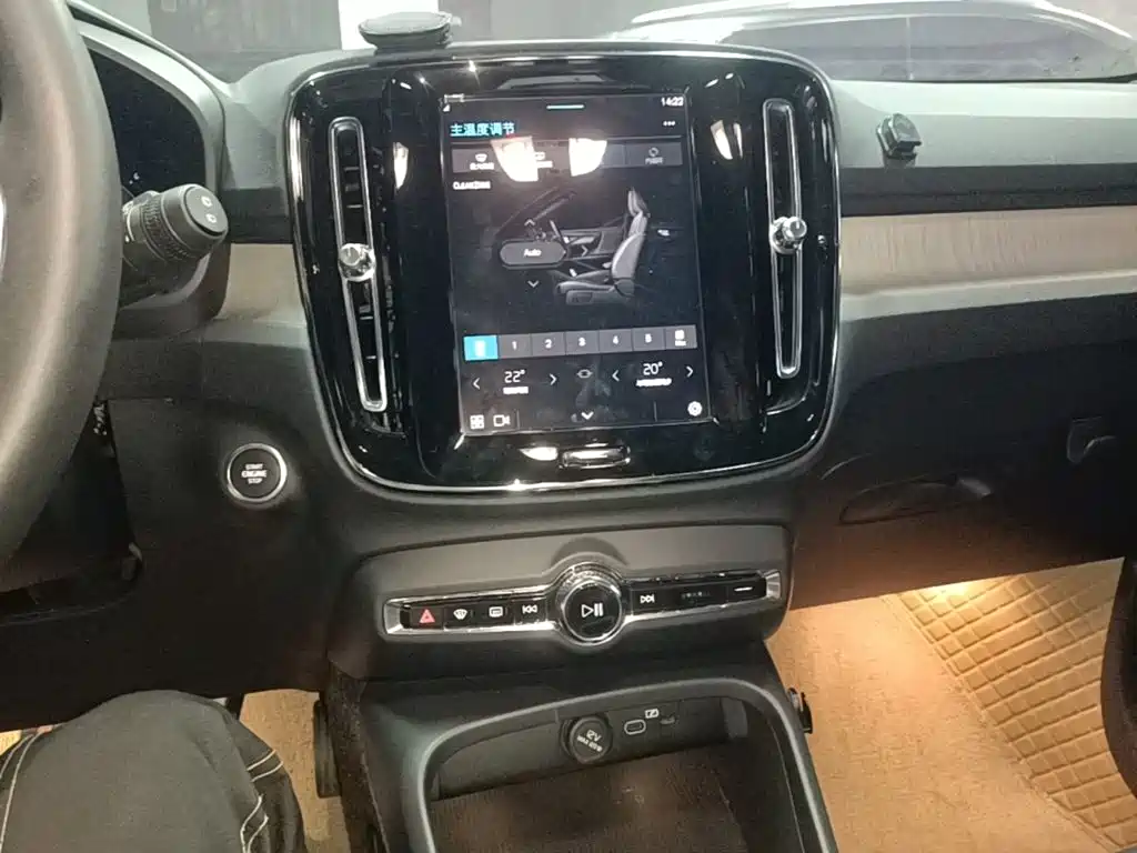 Volvo XC40 — фото 13