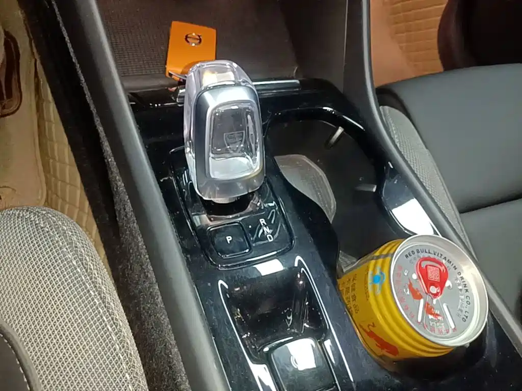 Volvo XC40 — фото 14