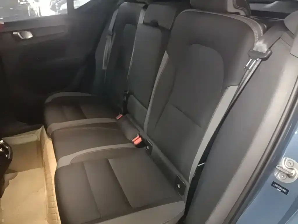Volvo XC40 — фото 17